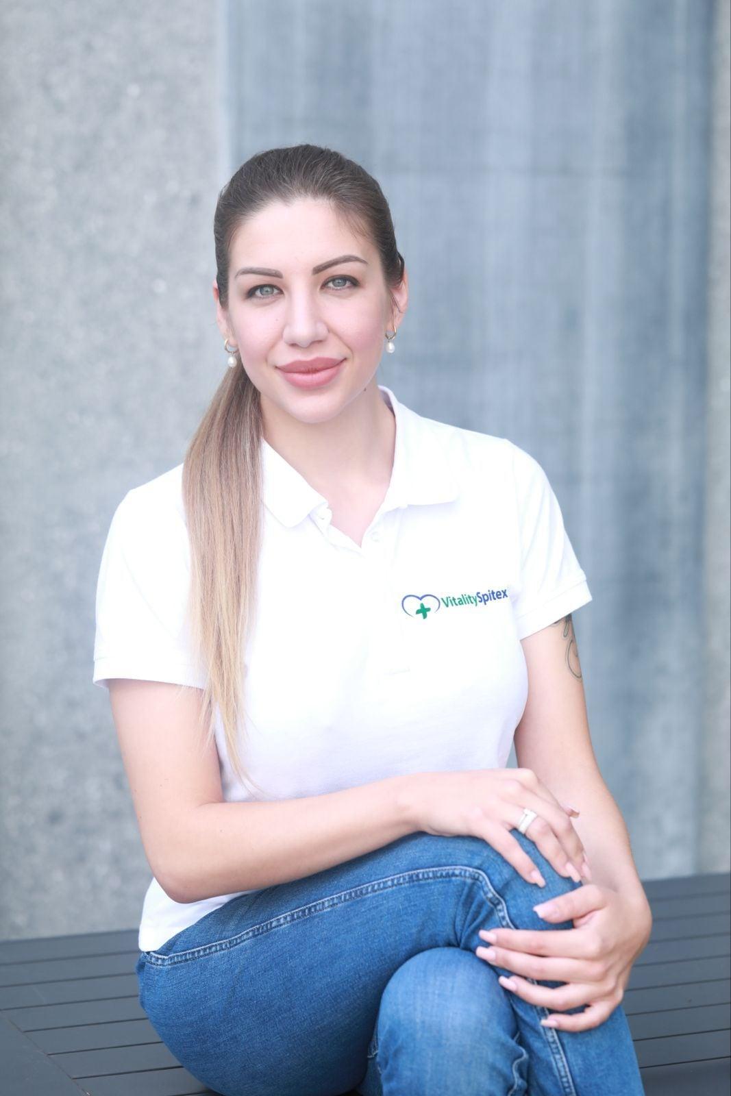 Frau im weissen Poloshirt mit dem Logo von Vitality Spitex.